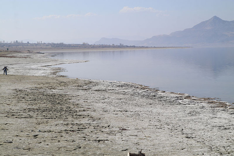 Burdur Gölünden üzen haber 5 yıl önce suyun içinde kalan iskele, 18 metre uzaklaştı