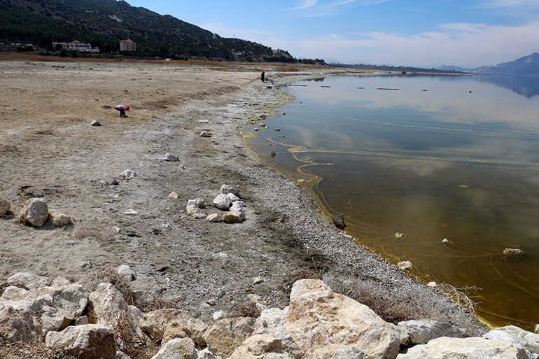 Burdur Gölünden üzen haber 5 yıl önce suyun içinde kalan iskele, 18 metre uzaklaştı
