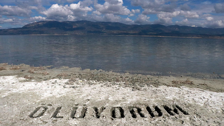Burdur Gölünden üzen haber 5 yıl önce suyun içinde kalan iskele, 18 metre uzaklaştı