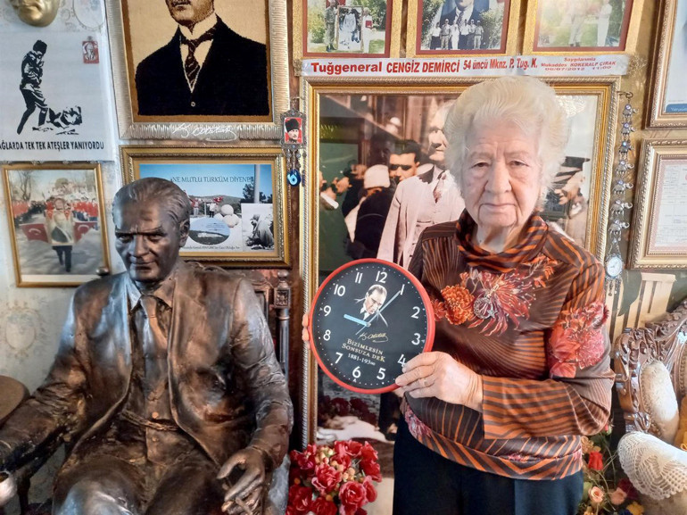 Evindeki bütün saatler 09.05’i gösteriyor Atatürk sevgisi hayran bıraktı