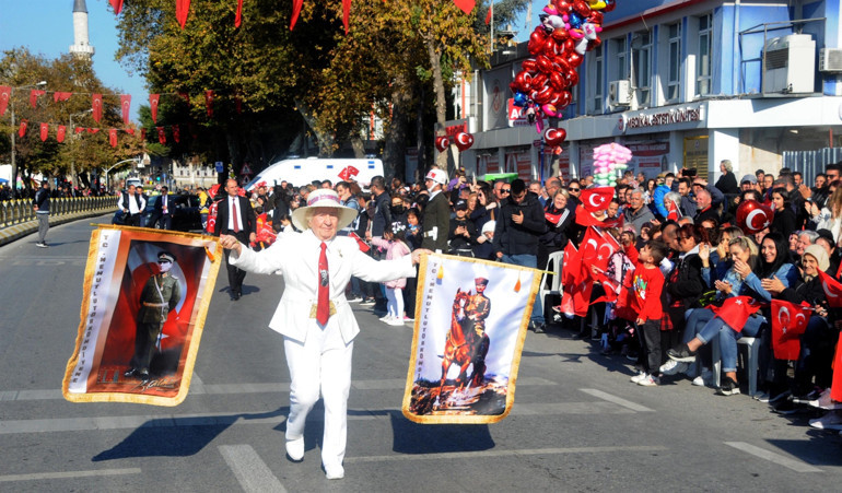 Evindeki bütün saatler 09.05’i gösteriyor Atatürk sevgisi hayran bıraktı
