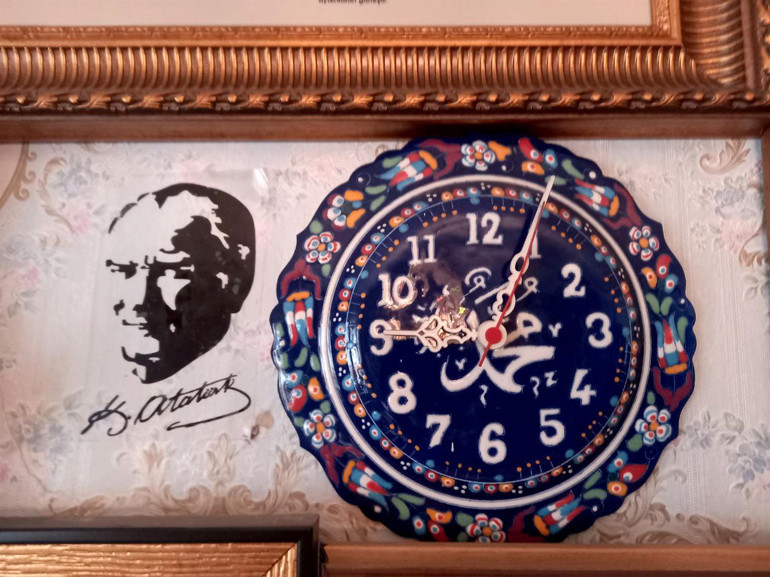 Evindeki bütün saatler 09.05’i gösteriyor Atatürk sevgisi hayran bıraktı