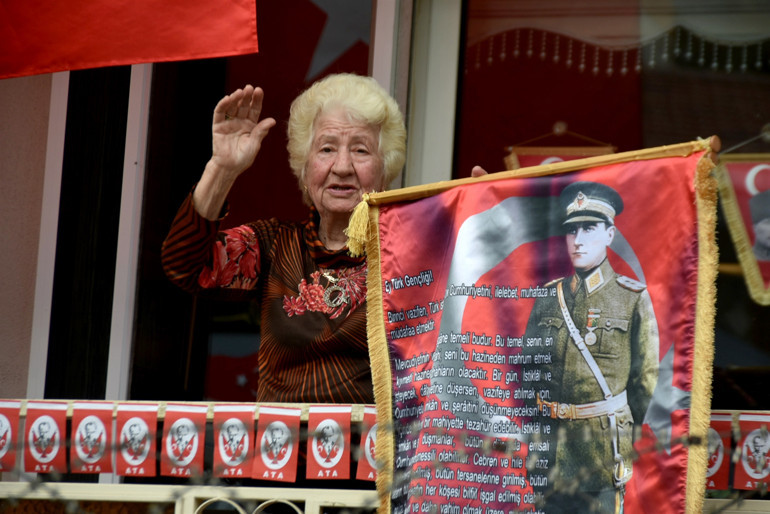 Evindeki bütün saatler 09.05’i gösteriyor Atatürk sevgisi hayran bıraktı