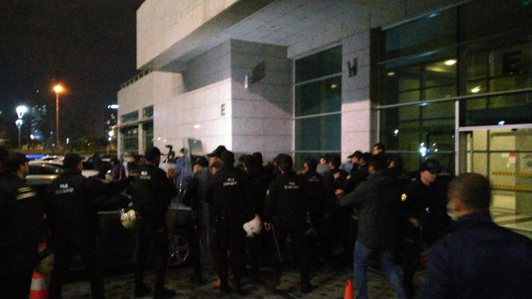 ABB önünde ‘ODTÜ Yolu’ gerilimi