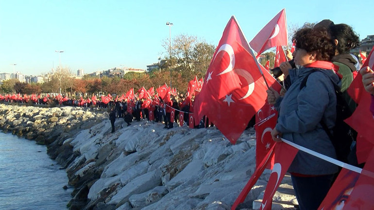 Maltepede Atatürk için saygı zinciri ve dalışı