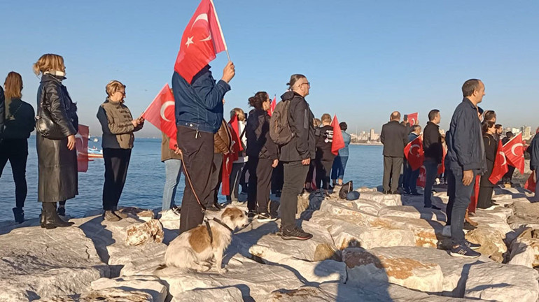 Maltepede Atatürk için saygı zinciri ve dalışı