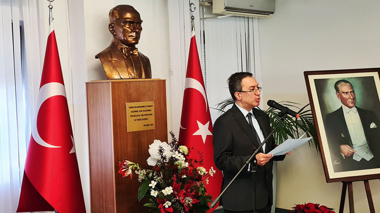 Saatler 09.05’i gösterdiğinde tüm temsilciliklerde hayat durdu