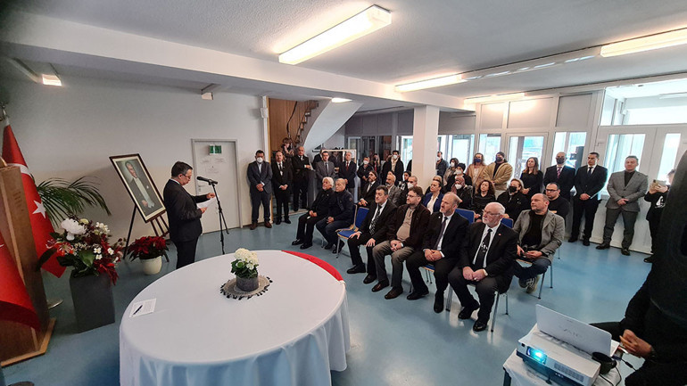 Saatler 09.05’i gösterdiğinde tüm temsilciliklerde hayat durdu