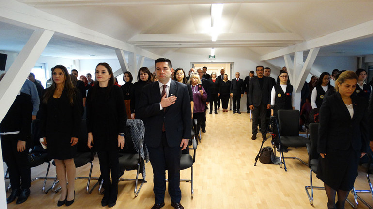 Saatler 09.05’i gösterdiğinde tüm temsilciliklerde hayat durdu