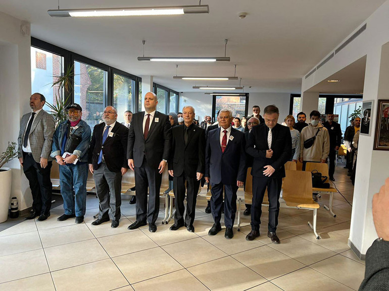 Saatler 09.05’i gösterdiğinde tüm temsilciliklerde hayat durdu