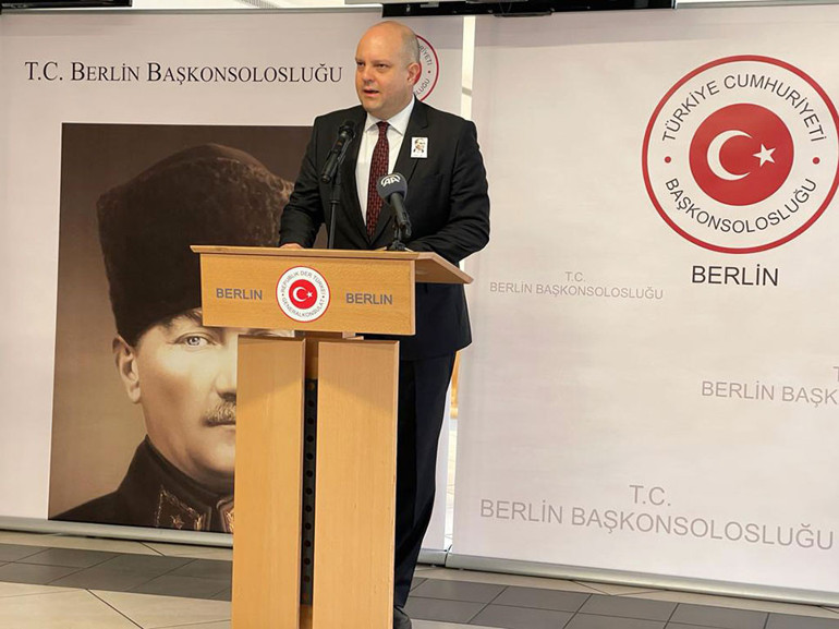 Saatler 09.05’i gösterdiğinde tüm temsilciliklerde hayat durdu