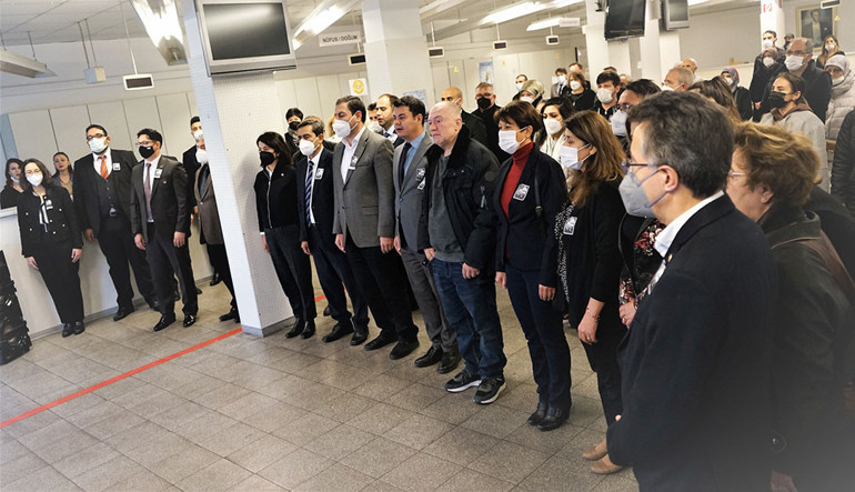 Saatler 09.05’i gösterdiğinde tüm temsilciliklerde hayat durdu