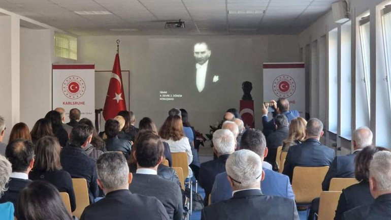 Saatler 09.05’i gösterdiğinde tüm temsilciliklerde hayat durdu