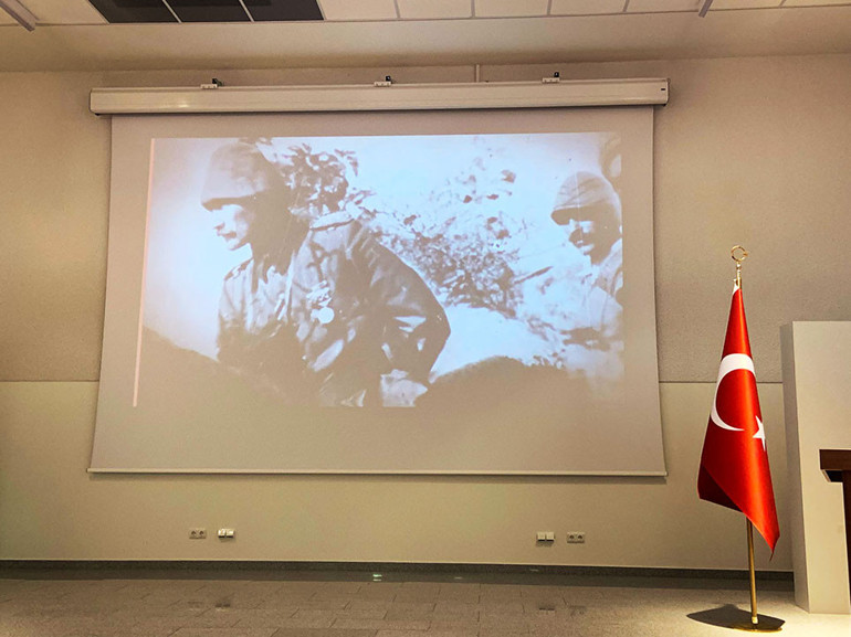 Saatler 09.05’i gösterdiğinde tüm temsilciliklerde hayat durdu