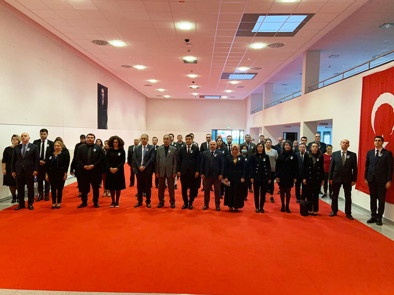 Saatler 09.05’i gösterdiğinde tüm temsilciliklerde hayat durdu