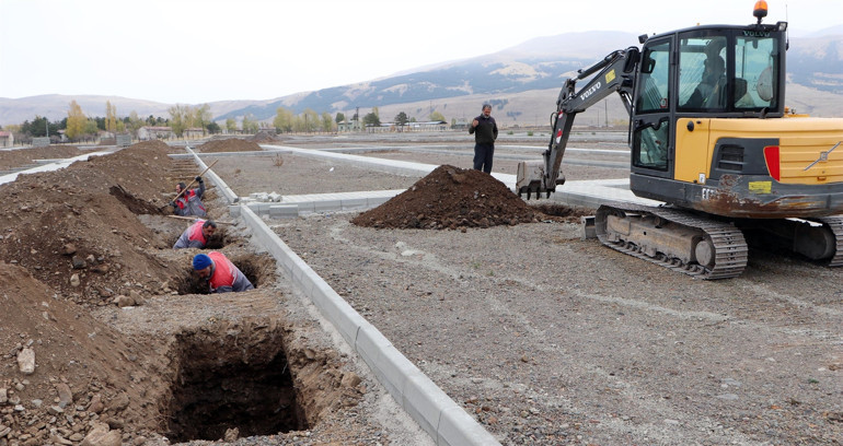 Erzurumda mezarlıkta kış hazırlığı Toprak donmadan mezarlar kazılıyor