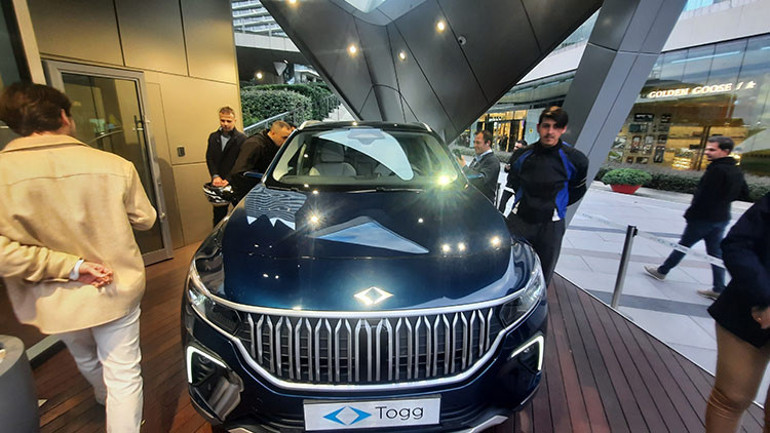 İstanbul’da AVM’de sergilenen TOGGa yoğun ilgi