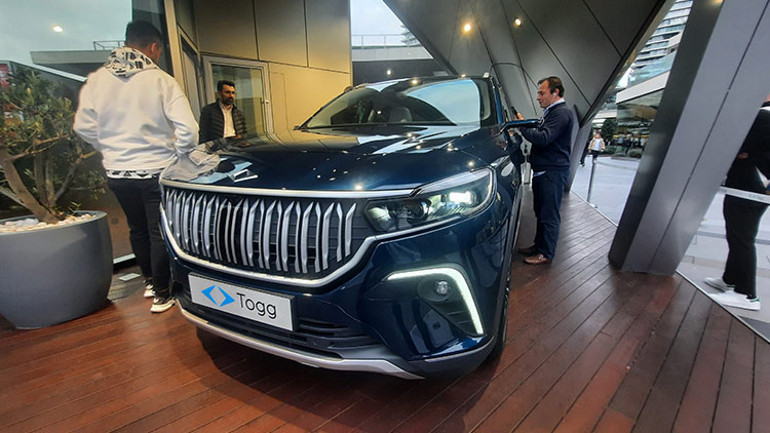 İstanbul’da AVM’de sergilenen TOGGa yoğun ilgi