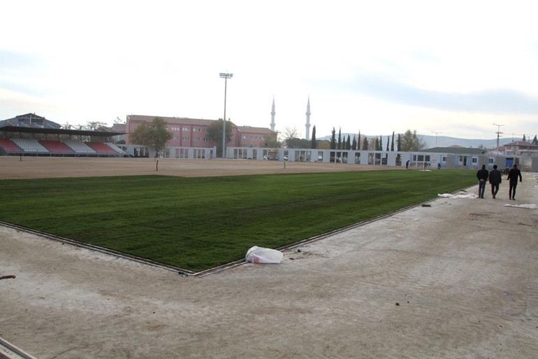Kula İlçe Stadı yenilenen yüzüyle hizmete hazırlanıyor