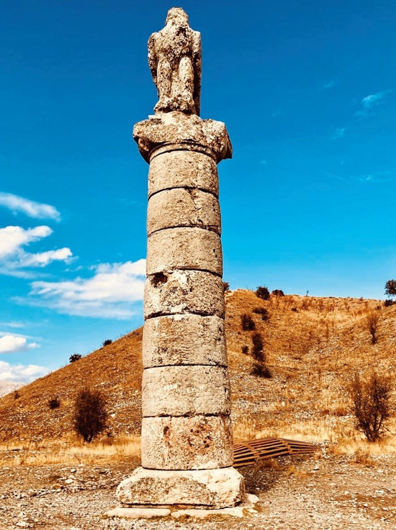 Kızıl güneşin ihtişamı, görkemli heykellerin gizemi