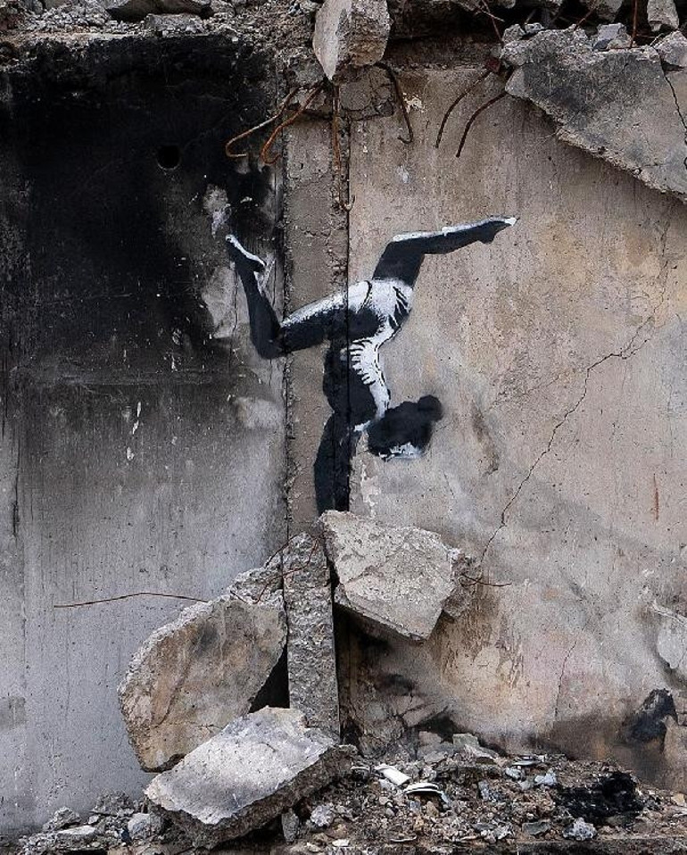 Ünlü duvar ressamı Banksy’nin son eseri, Ukrayna’da bombalanan bir binada ortaya çıktı