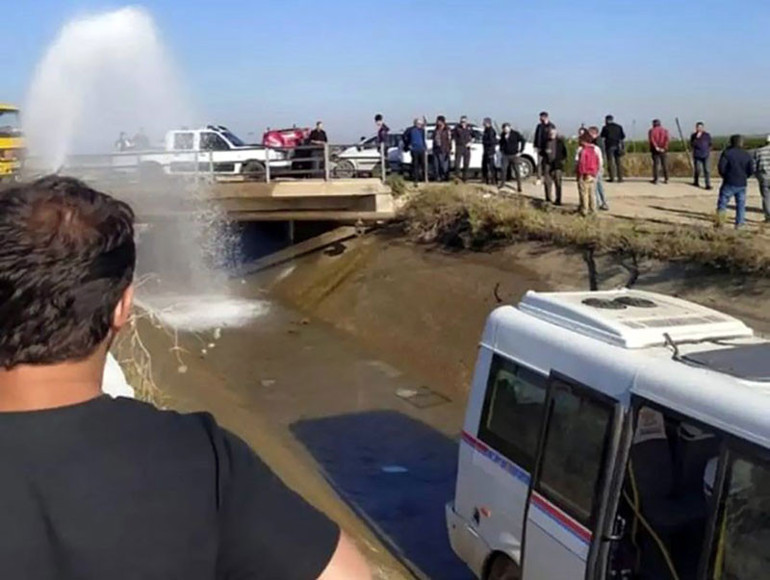 Otomobilin çarptığı minibüs, sulama kanalına düştü: 2’si ağır 15 yaralı