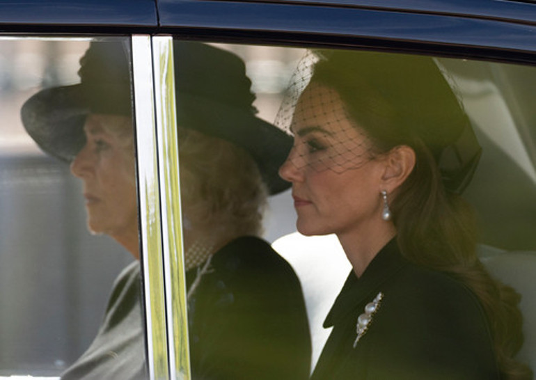 Buckinghamda gelin- üvey kaynana çekişmesi: Bu kez sahnede Kate ve Camilla
