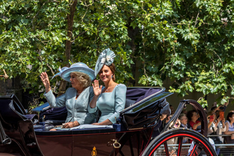 Buckinghamda gelin- üvey kaynana çekişmesi: Bu kez sahnede Kate ve Camilla