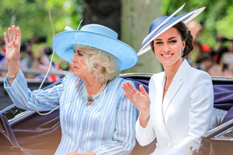 Buckinghamda gelin- üvey kaynana çekişmesi: Bu kez sahnede Kate ve Camilla