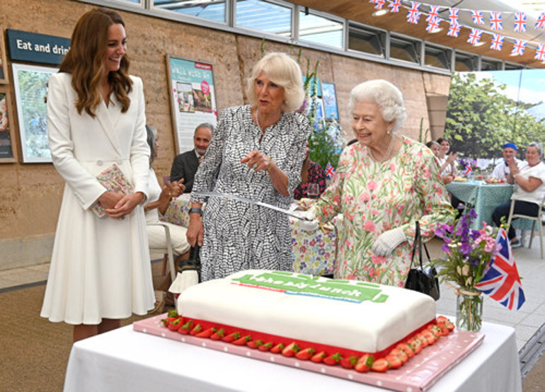 Buckinghamda gelin- üvey kaynana çekişmesi: Bu kez sahnede Kate ve Camilla