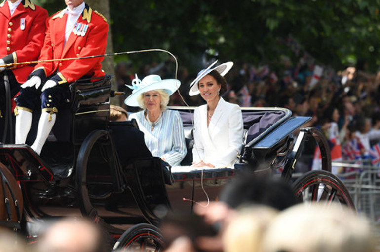Buckinghamda gelin- üvey kaynana çekişmesi: Bu kez sahnede Kate ve Camilla