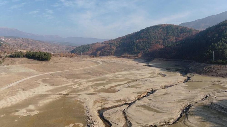 Bursada kuraklık alarmı Nilüfer Barajı tamamen kurudu, 50 günlük su kaldı