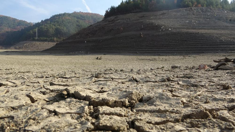Bursada kuraklık alarmı Nilüfer Barajı tamamen kurudu, 50 günlük su kaldı