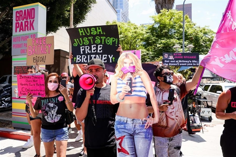 Hayranlarına itiraf etti… Britney Spears ilk kez kendi kredi kartını kullanırken elleri titremiş