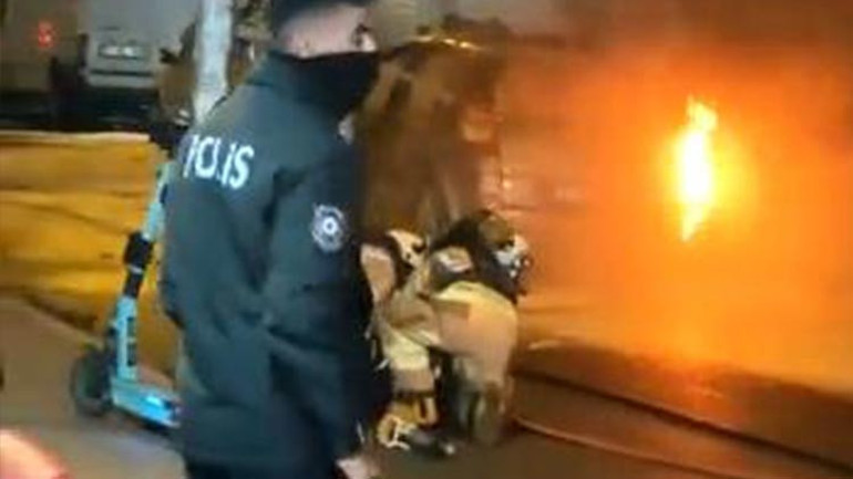 Fatihte korkutan otomobil yangını Alevler park halindeki araçlara sıçradı