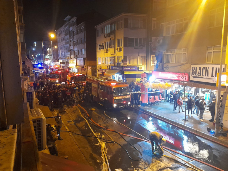 Fatihte korkutan otomobil yangını Alevler park halindeki araçlara sıçradı