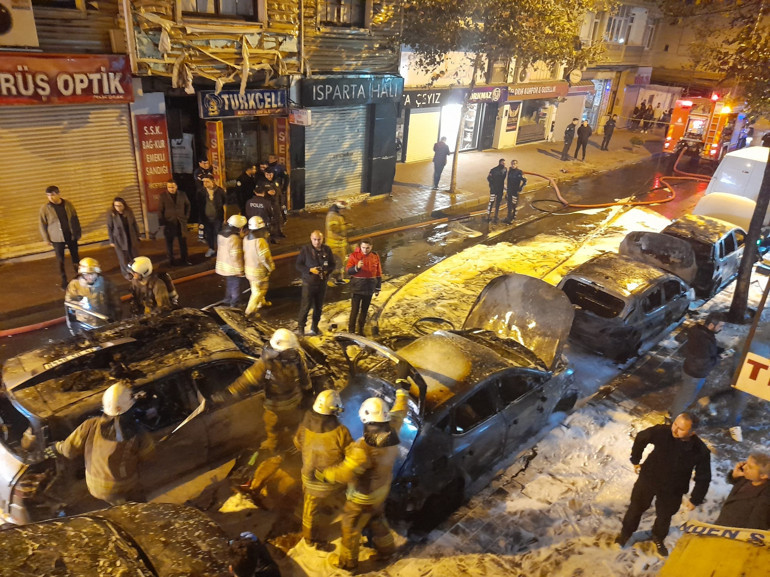 Fatihte korkutan otomobil yangını Alevler park halindeki araçlara sıçradı
