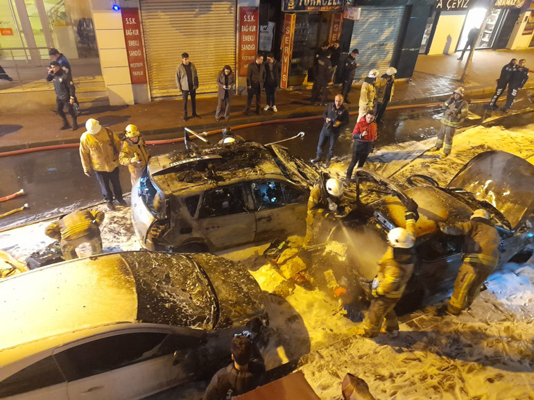 Fatihte korkutan otomobil yangını Alevler park halindeki araçlara sıçradı