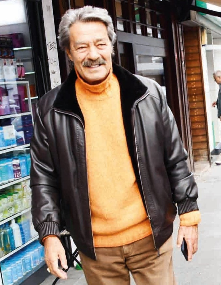 Kurt Efe bana benziyor... Sarışın, renkli gözlü