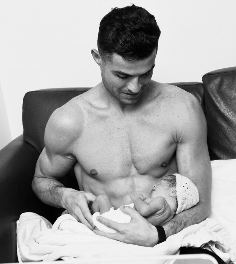 Cristiano Ronaldonun röportajının yeni bölümü yürek dağladı Hayatımın en zor dönemiydi Küllerini evimde saklıyorum...