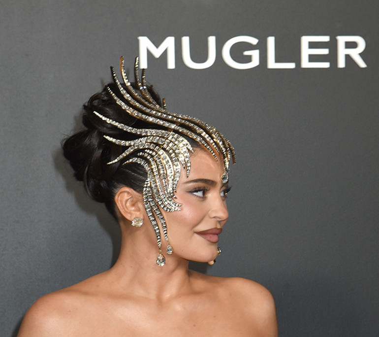 Yürüyemediği için koluna girdiler Kylie Jenner göz kamaştıran kraliçeliğin bedelini böyle ödedi