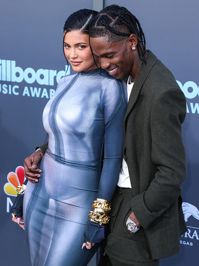 Yürüyemediği için koluna girdiler Kylie Jenner göz kamaştıran kraliçeliğin bedelini böyle ödedi