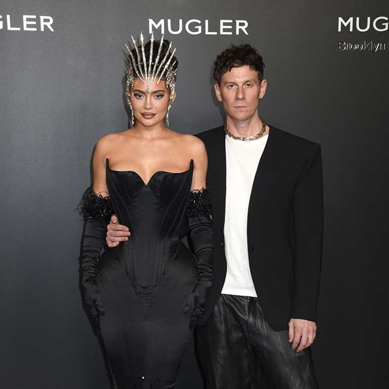 Yürüyemediği için koluna girdiler Kylie Jenner göz kamaştıran kraliçeliğin bedelini böyle ödedi