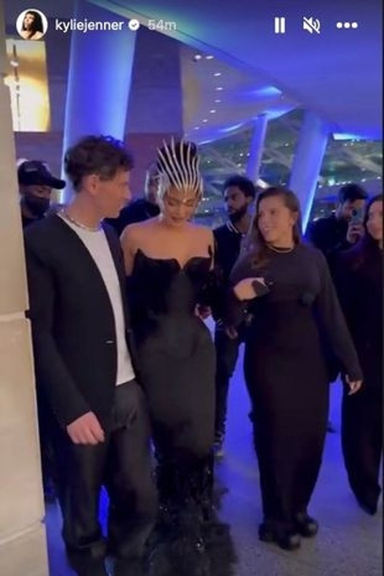 Yürüyemediği için koluna girdiler Kylie Jenner göz kamaştıran kraliçeliğin bedelini böyle ödedi