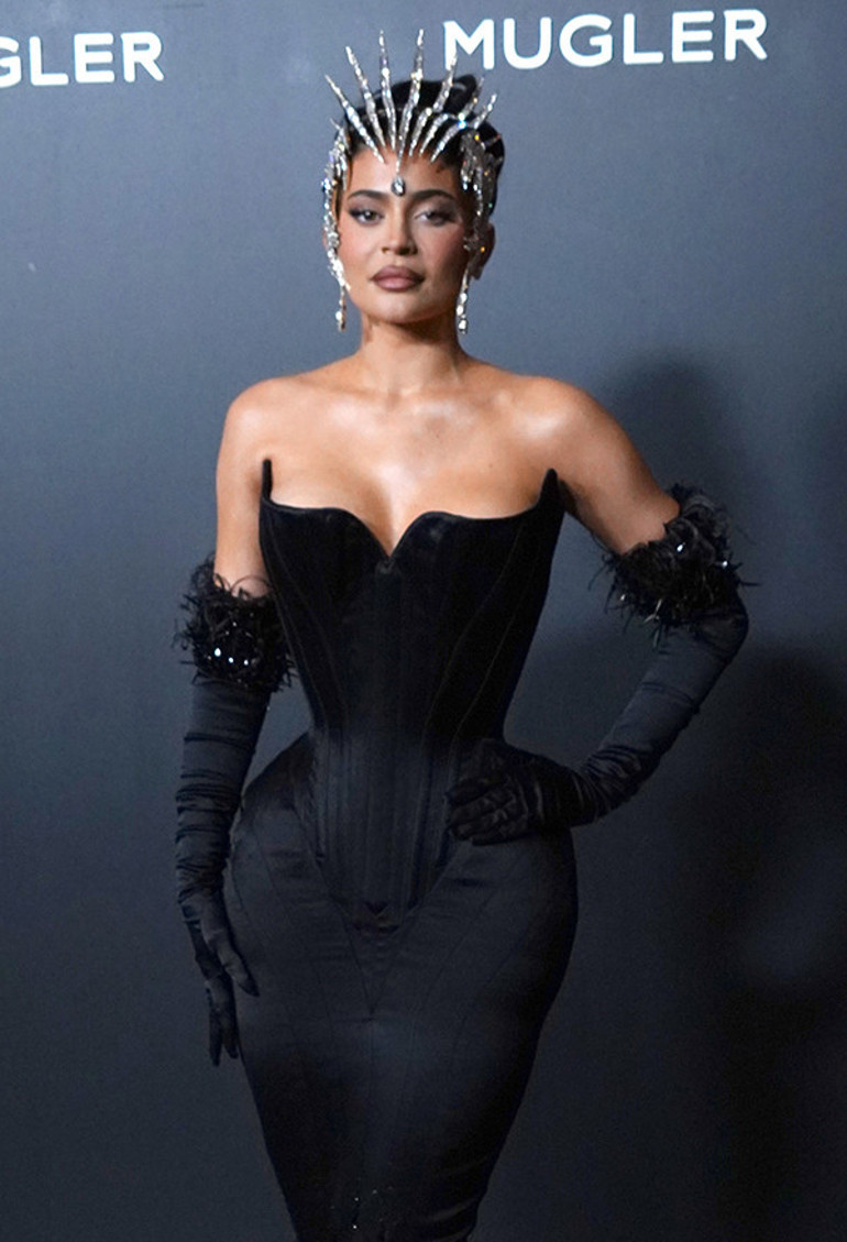 Yürüyemediği için koluna girdiler Kylie Jenner göz kamaştıran kraliçeliğin bedelini böyle ödedi