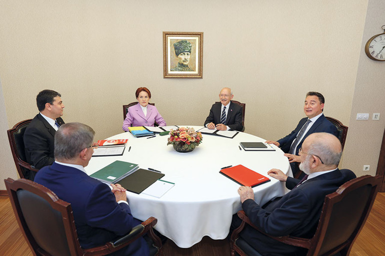 Herkes bir anda zehir hafiye kesildi