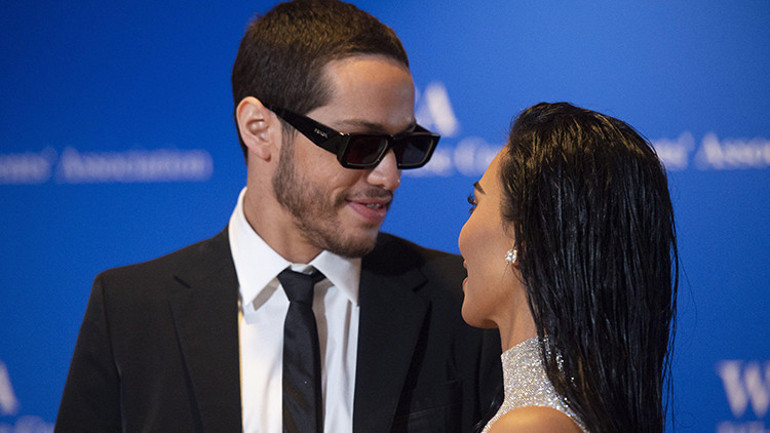 Büyük aşk sanki hiç bitmemiş gibi… Kim Pete’in kulağına eğilip “Çok yakışıklısın” diye fısıldadı