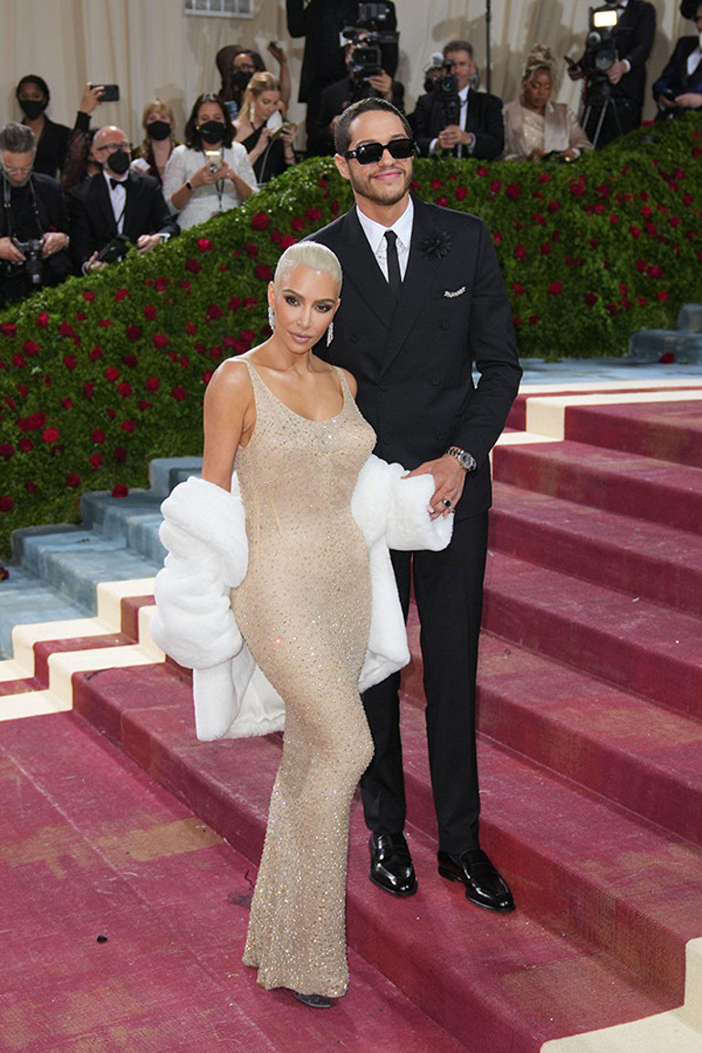 Büyük aşk sanki hiç bitmemiş gibi… Kim Pete’in kulağına eğilip “Çok yakışıklısın” diye fısıldadı