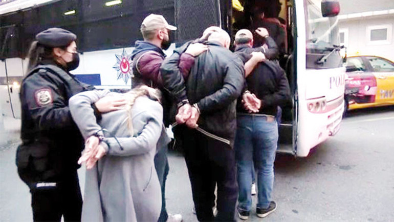 Bombadan habersiz gibi...