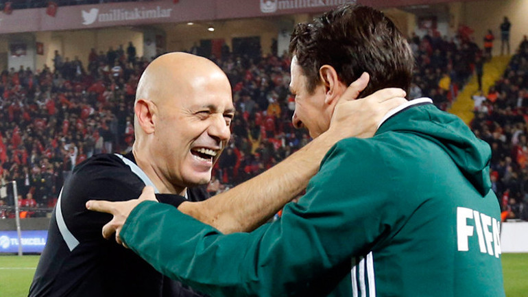 Cüneyt Çakıra Gaziantepte özel veda İlk 5 dakikayı yönetti, tribünlerden destek...